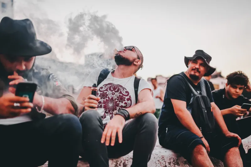 Vaping Around Others Without Being That Guy: A Real-World Social Etiquette Guide